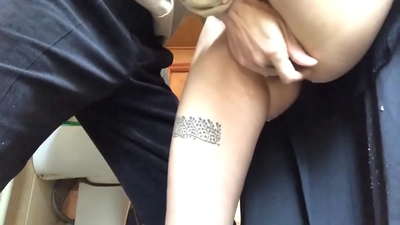 Pag-squirt sa banyo sa eskuylahan, usa ka tinuod nga frothy orgasm - gibuhat sa akong magtutudlo ang iyang labing maayo